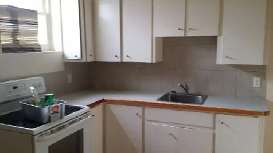 Bachelors suite in Albert Park available now Image# 3
