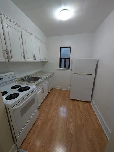 Large Bachelor/Studio Apt - 2532 Lakeshore Blvd W, Etobicoke! Image# 2