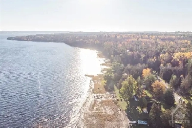 2 bedroom cottage is located on the Ottawa River Image# 1