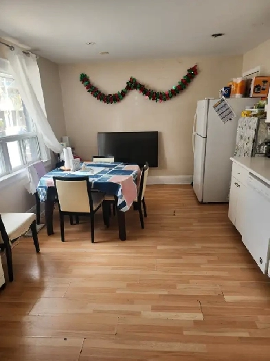 Room for rent, 1/2 people, reasonable, MT. Pleasant & Eglinton Image# 1