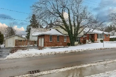 SPRAWLING SIDESPLIT – 4 1 BED, 4 BATH Image# 1