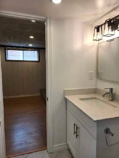 Room w/Bathroom Available Near Mohawk College Fennell Image# 1