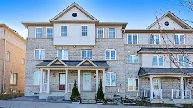 Freehold Spacious Bright Family Home 3 2 Bedrooms! Image# 4