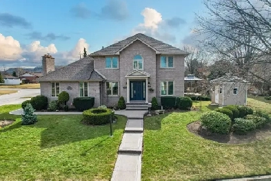 STEPS TO THE LAKE, FULLY FINISHED 2-STOREY HOME - 3 BED, 3 BATH Image# 1