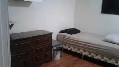 ROOM FOR MALE FURNISHED VACANT PH 403 667 7854 Image# 1