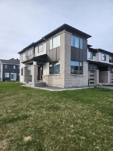 BEAUTIFUL TOWNHOME- CORNER   NORTH EAST   PARK FACING Image# 9
