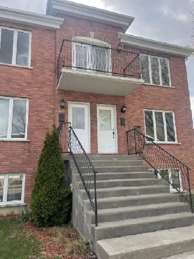 Super grand et beau 5.5 haut de duplex   stationnement à Laval Image# 1