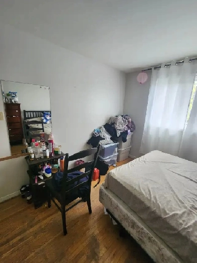 FINCH W PAST BATHURST ST  Yonge St Subway pvt uppr ROOM for girl Image# 1