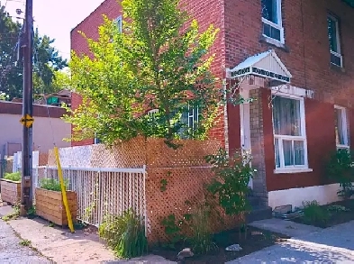 Beau 4 1/2 rénové style avec 2 chambres fermées et cour à R Image# 1