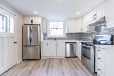 Spacious 2-Bedroom with 2 Car Spots in a Beautiful & Convenient Image# 10