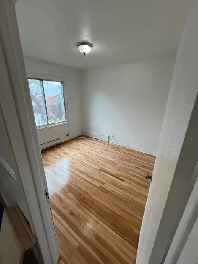 Grand 5 1/2 à louer dans un triplex 1500$ Image# 1