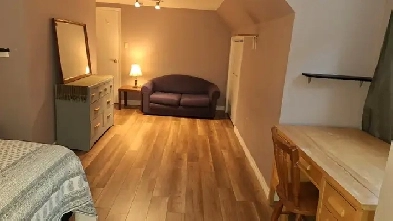 1 or 2 people XL room in quiet student house near U.P.E.I. Image# 1