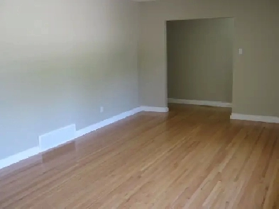House for Rent on Clarence Ave South 3 Bedroom Main Floor Image# 2
