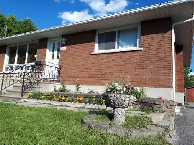 V. Btful 2 bed room unit (nr Place d'Orléans). Utilities incld'd Image# 2