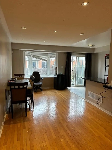 UPPER FLOOR SHARING ROOM FROM 1ST JUNE MISSISSAUGA Image# 2