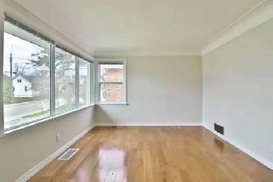 Room for rent ,2 minutes walk from MOHAWK,move in now Image# 1