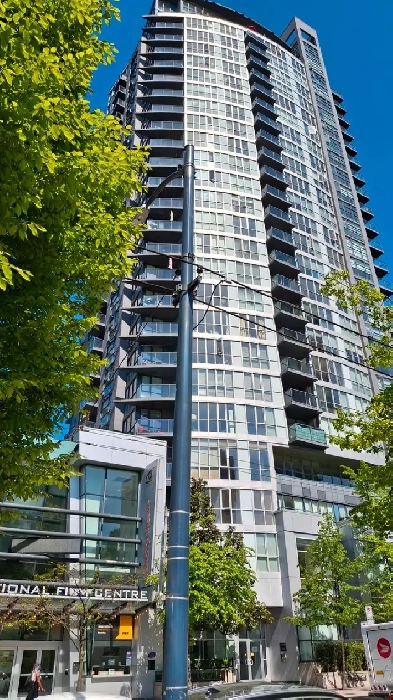 Gorgeous 1 bedroom & Den Apartment. 25th Floor Ocean & City view Image# 1