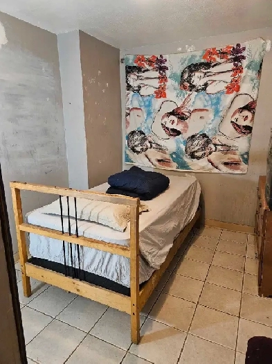 MALE ROOM FURNISHED VACANT PH 403 667 7854 Image# 1