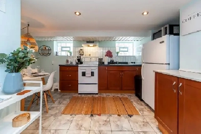 Bright and charming 1 bedroom with yard! Image# 6