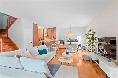 Condo sur 3 étages avec garage double Image# 2