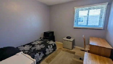 A Nice, bright room for rent in prime Location in Richmond Hill Image# 1