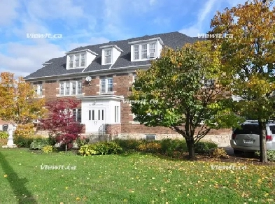 Classic 2 Bedroom, Large Toronto Apartment! Brick Walkup. Image# 3