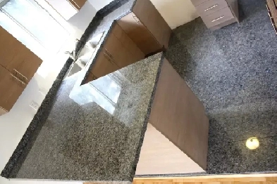 4 1/2 Granite luxueux Comptoirs Murs Planchers St Leonard Image# 1