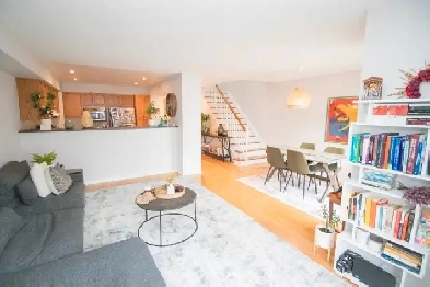 Room for Rent in Shared Townhouse - Ideal for Professionals Image# 4