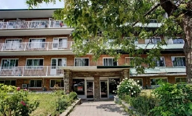 4 1/2 CDN chauffé, eau chaude inclus, grand balcon Image# 2