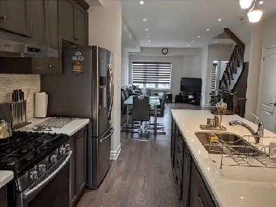 FREEHOLD TOWNHOME FOR RENT IN TORONTO - EGLINTON AVE Image# 4