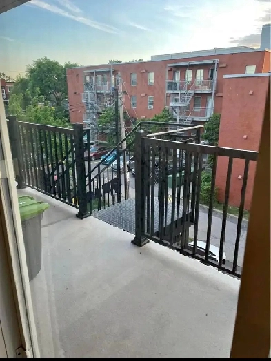 Large 5 1/2 sud-ouest Image# 1