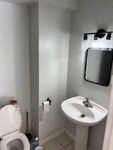 MALTON GIRLS ONLY ROOM FOR RENT STARTING AUGUST 1 Image# 4