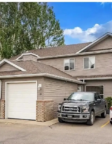 Beautiful town house with garage for rent Image# 2