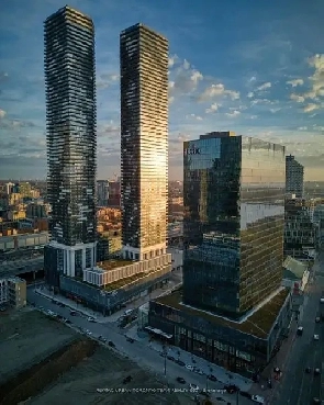 One Bedroom   Den With 2 Bathrooms in DT Waterfront! Image# 2