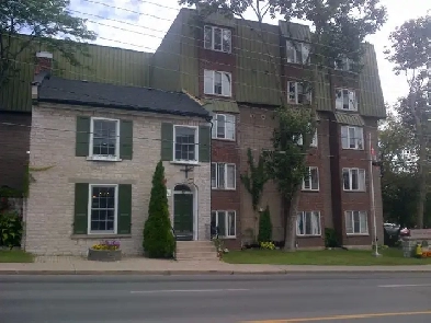 DOWNTOWN BACHELOR SUITE - walk 13 mins to Queens, KHSC Image# 2