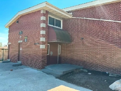 This beautiful townhome in South Windsor Image# 1