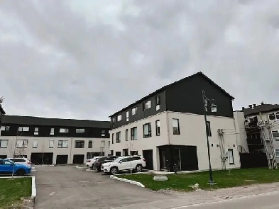 Nouvelle maison de ville de 3 chambres et 3 salles de bain Image# 3