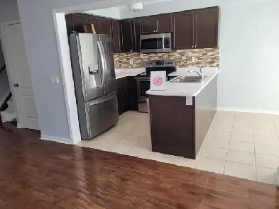 Beautiful family friendly townhouse in beautiful Port Whitby Image# 1