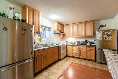 1 or 2 people,one block to Broadway & commercial Sky Train Stati Image# 1