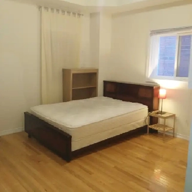 york university big queen bedroom 1st foor free internet&laundry Image# 2