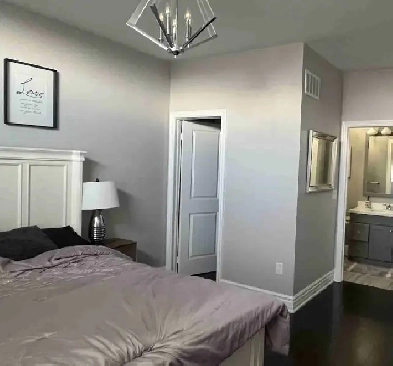 ROOM RENT - East Gwillimbury- Lovely Neighborhood Image# 1