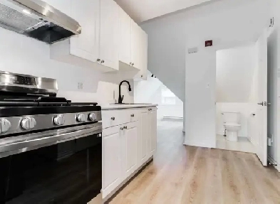 CASH POSITIVE PROPERTY - TORONTO JUNCTION AREA Image# 4