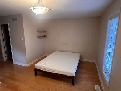 JUNE - Master Bedroom for Female Student/Worker at Bank/Walkley Image# 6