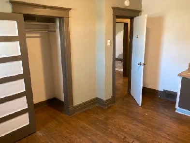 Room for rent in west Broadway!  Utilities included! Image# 1