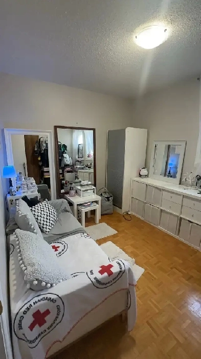 A spacious private bedroom near SquareOne for Rent Image# 1