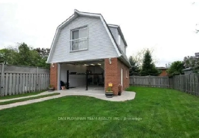 huge garage for storage for rent with parking Image# 1