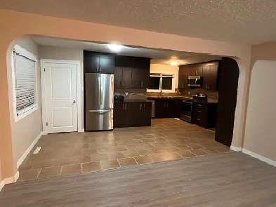 3 BDRM Main Floor Suite with Double Garage (West End) Image# 4