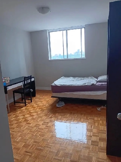 HUGE Master Bedroom DOWNTOWN SUbway SHerbourne Image# 4
