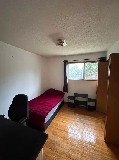 Nice furnished main floor room in Charleswood -females only Image# 1