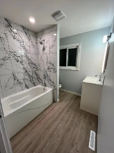 3 BDRM Main Floor Suite West End & Double Garage Image# 9